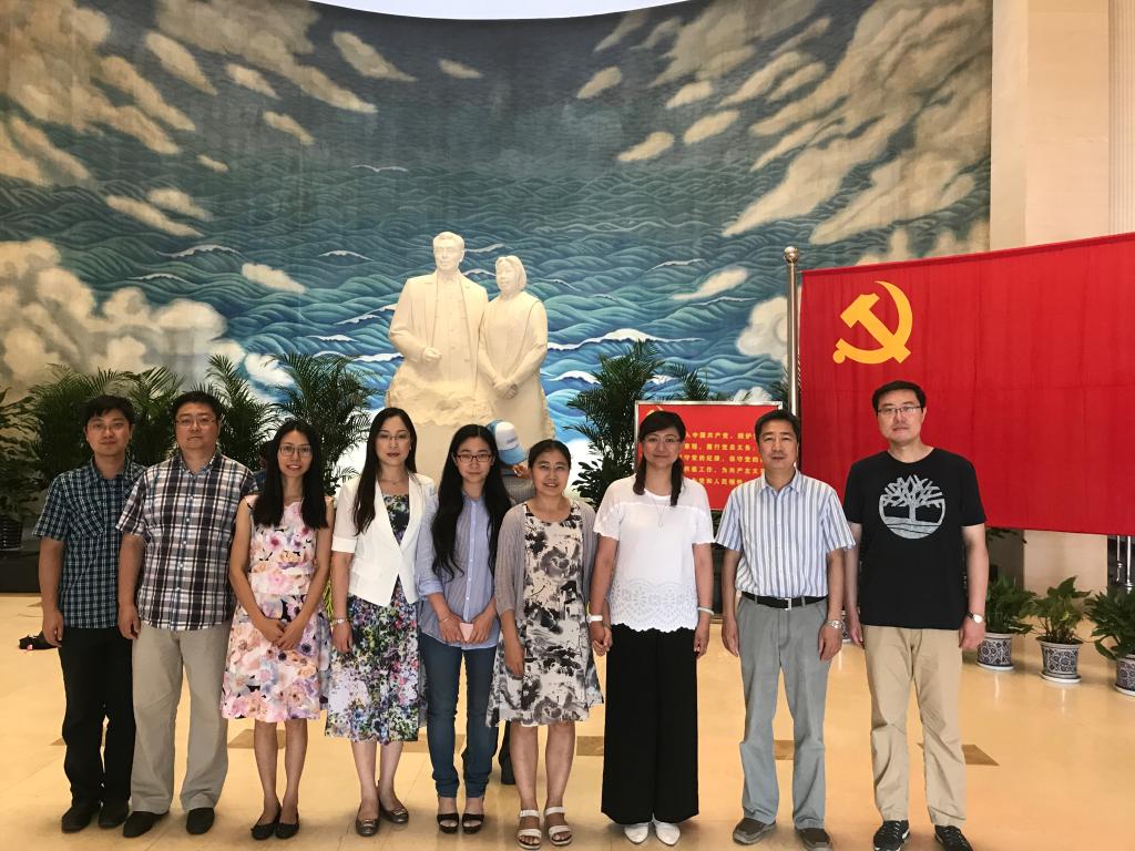 瞻仰厅周恩来邓颖超汉白玉雕像前合影