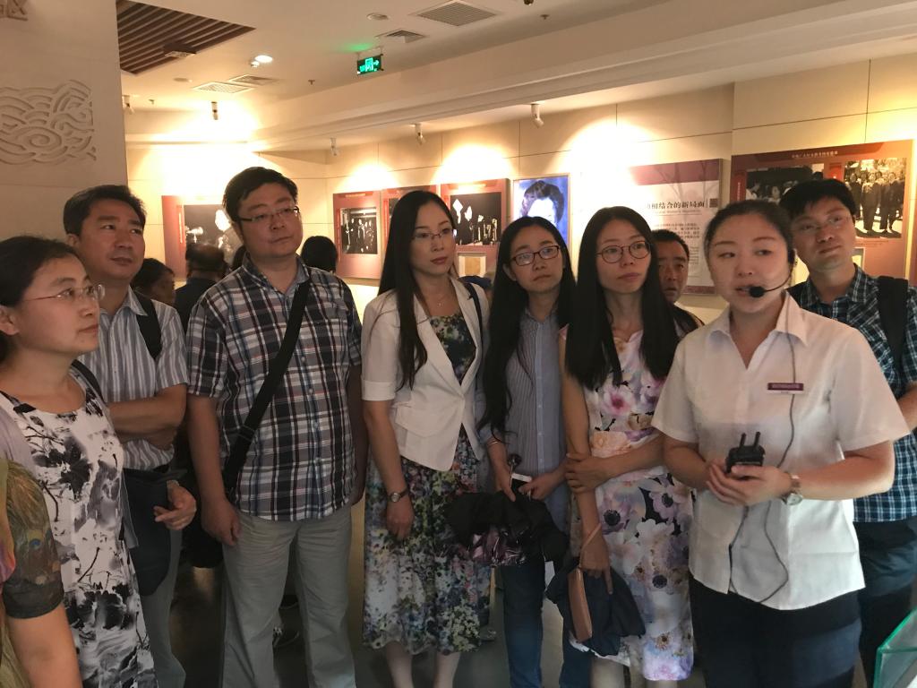 聆听讲解员讲解周恩来邓颖超事迹